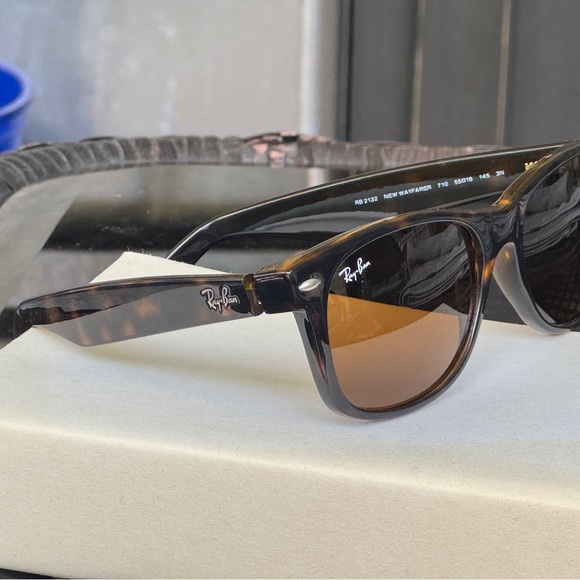 Ray-Ban Wayfarer Tortoise Shell Sunglasses - Picture 3 of 9